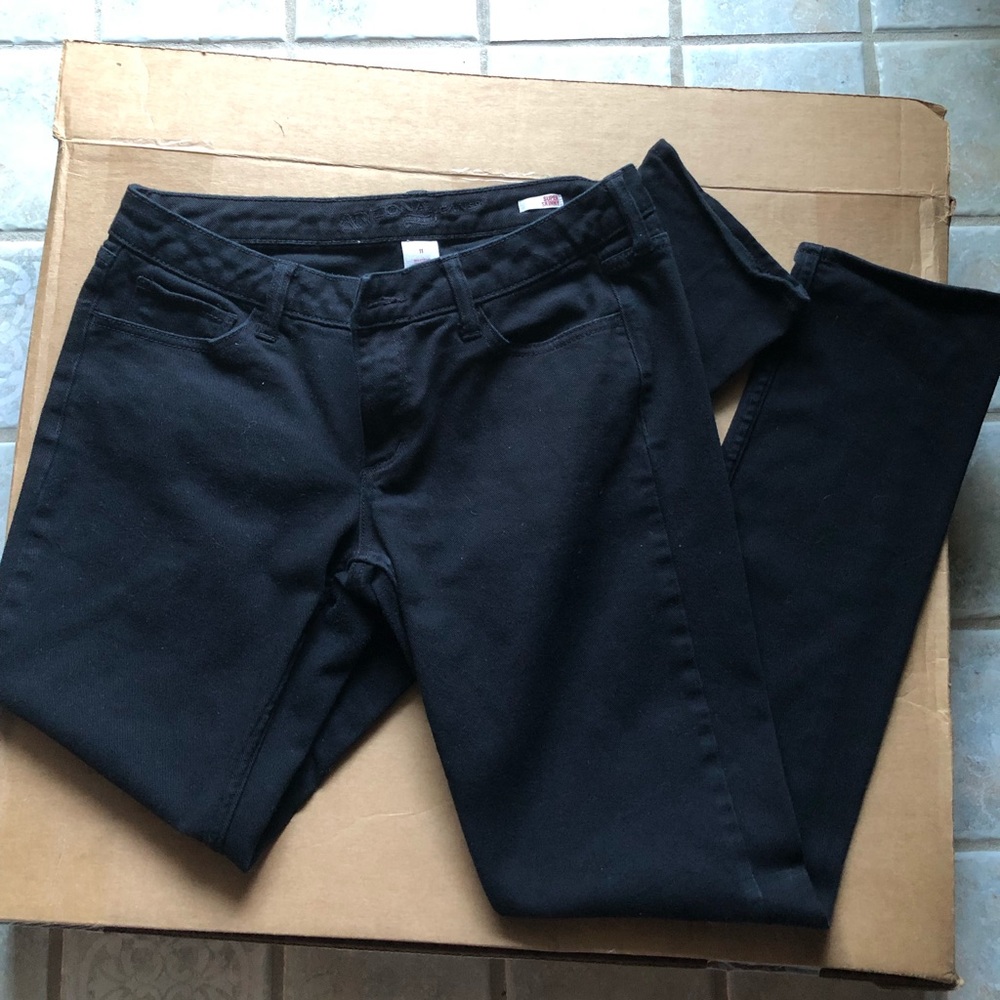 All black “Super Skinny” Arizona Jeans